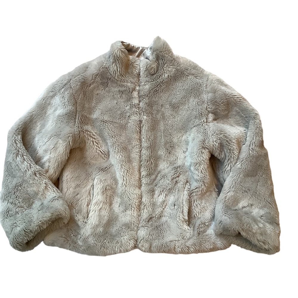 Gap faux fur fluffy gray fully lined girls coat. Size medium.